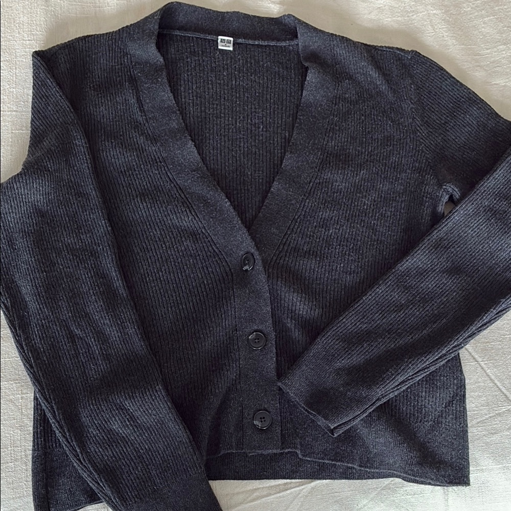 Uniqlo Gray Cardigan Sweater V-Neck Knit